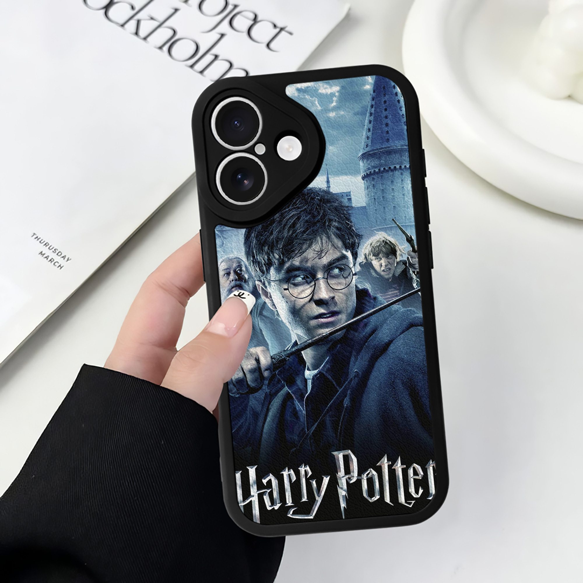 （画像用） Harry Potter ハリー・ポッターシリーズ 【iPhone 16シリーズ対応】シリコンスマホケース（レザー調） 材質：シリコン